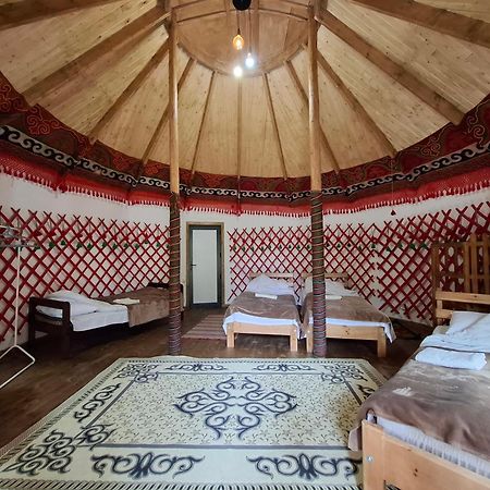 Happy Nomads Yurts & Hostel カラコル エクステリア 写真