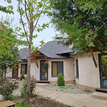 Happy Nomads Yurts & Hostel カラコル エクステリア 写真