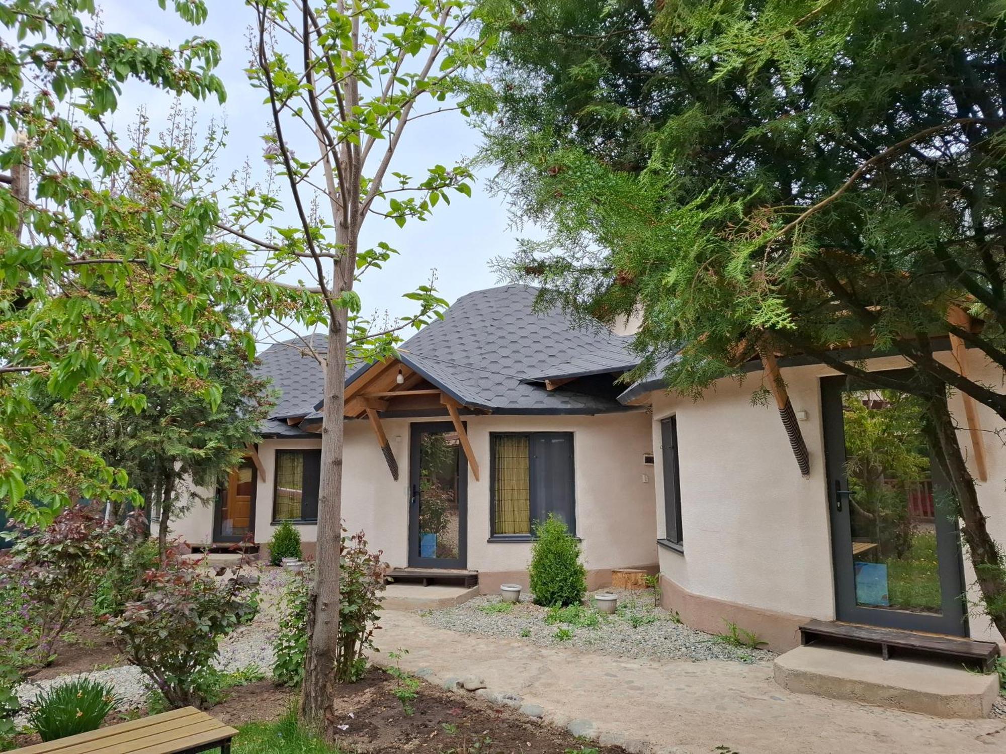 Happy Nomads Yurts & Hostel カラコル エクステリア 写真