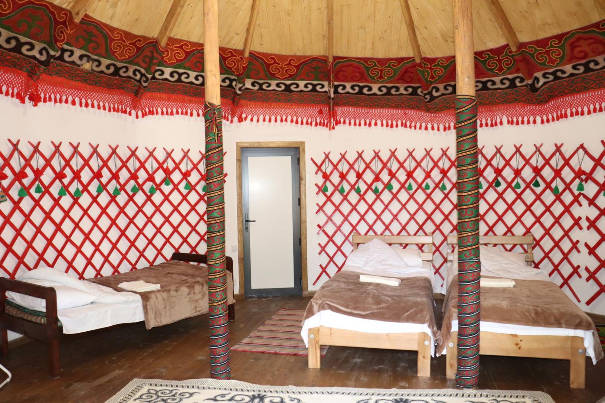 Happy Nomads Yurts & Hostel カラコル エクステリア 写真