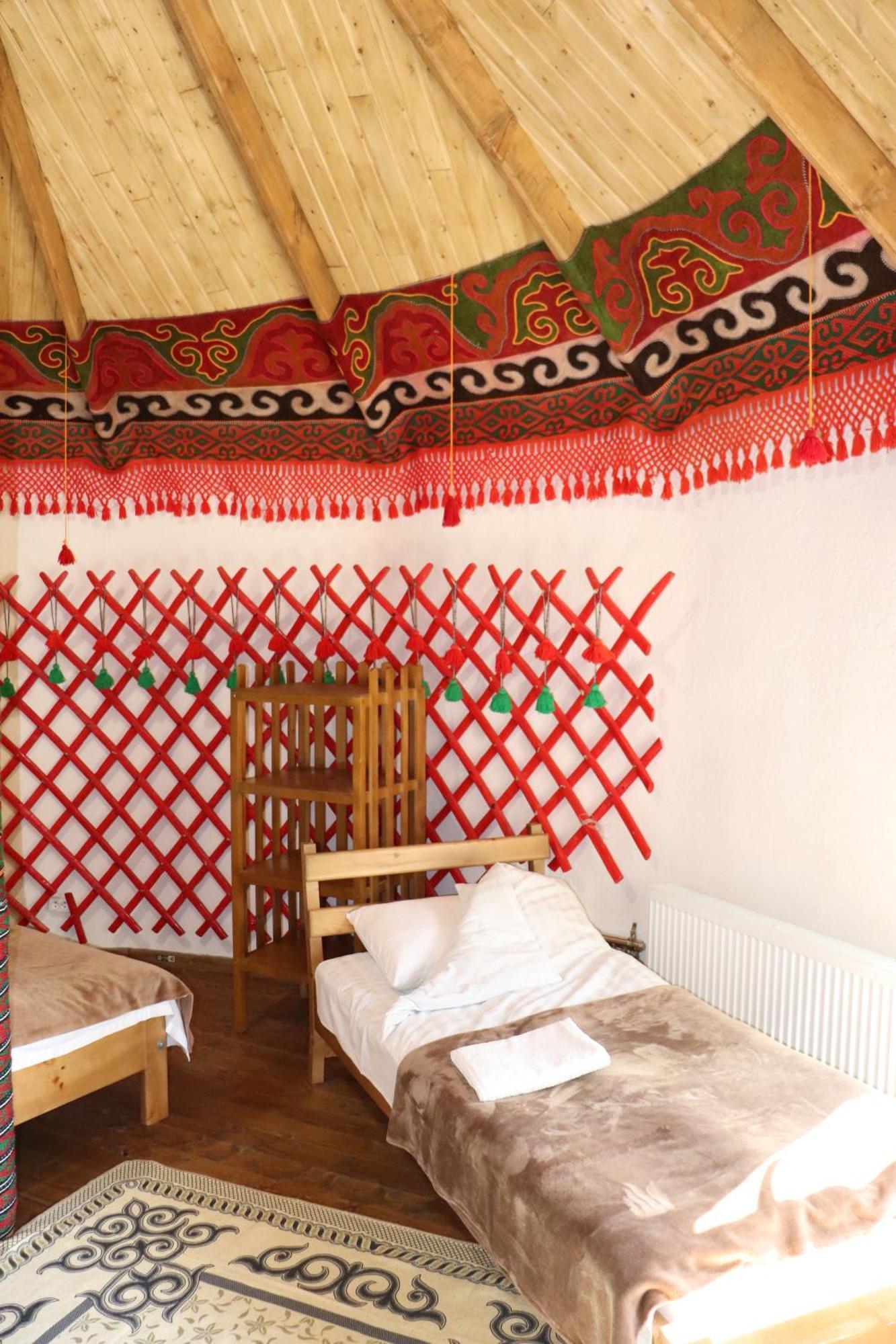 Happy Nomads Yurts & Hostel カラコル エクステリア 写真