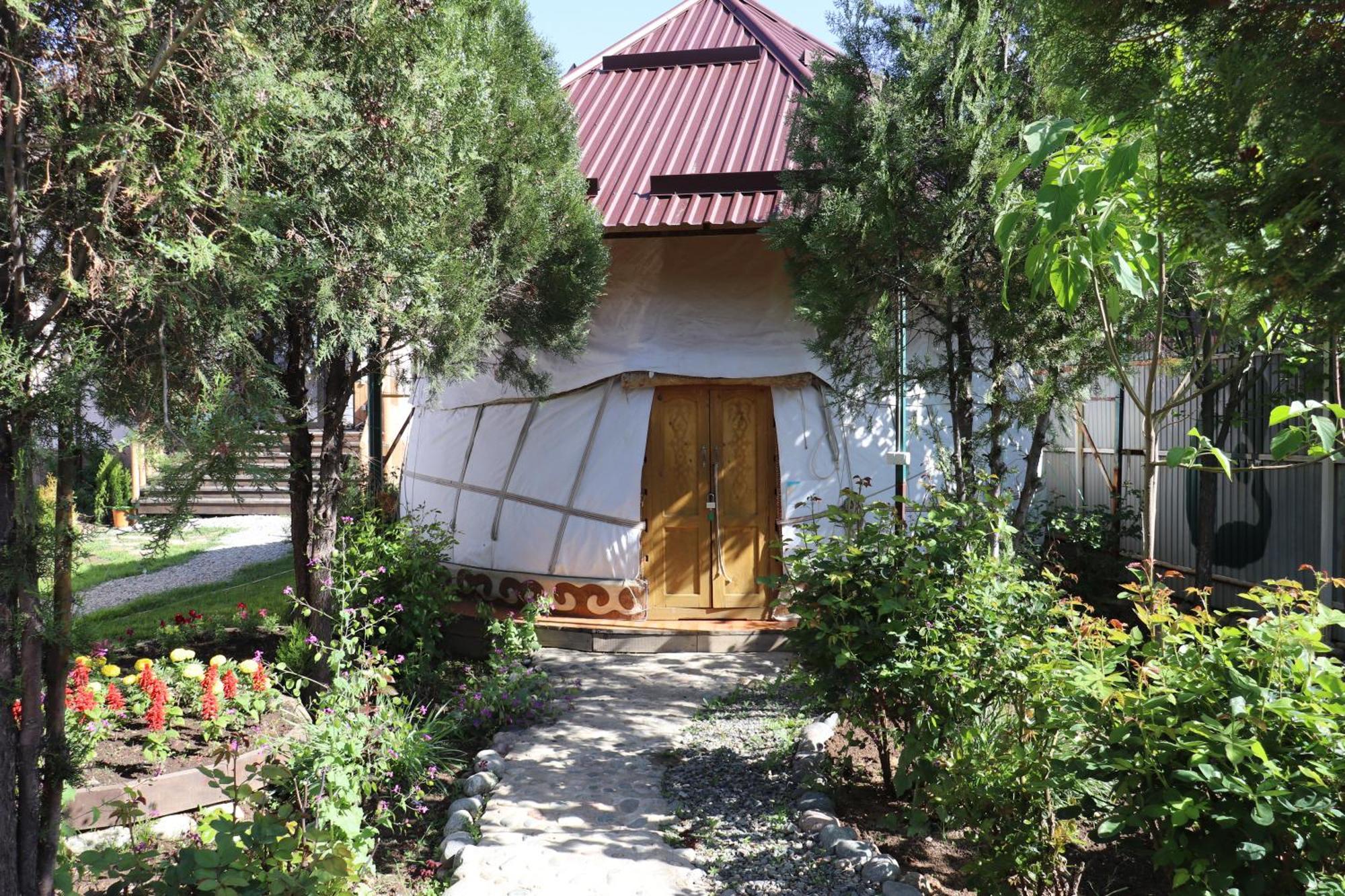 Happy Nomads Yurts & Hostel カラコル エクステリア 写真